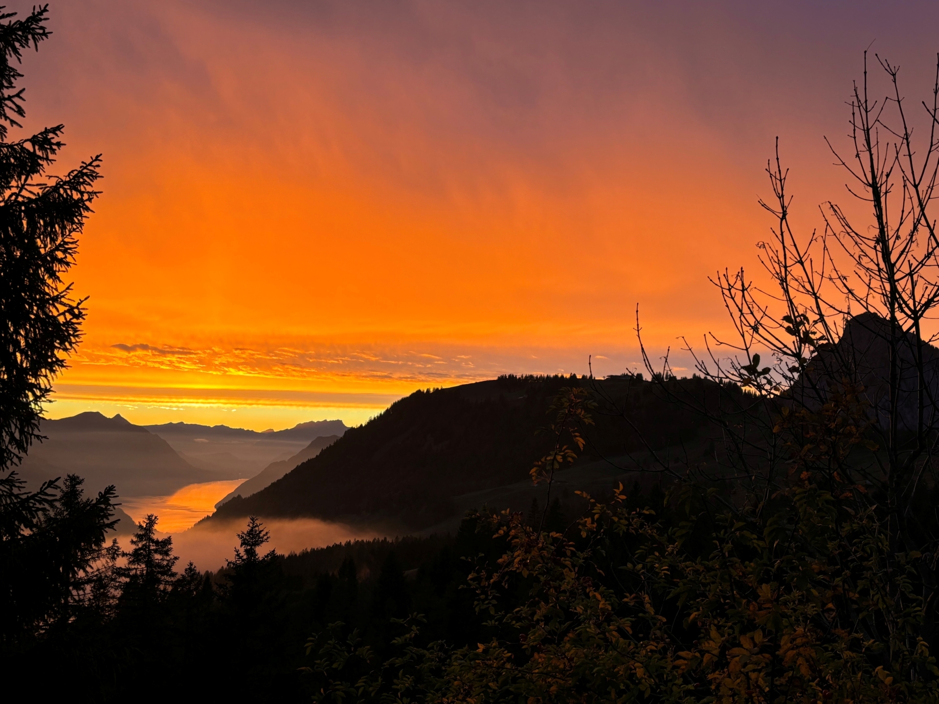 Abendstimmung über See und Mythen