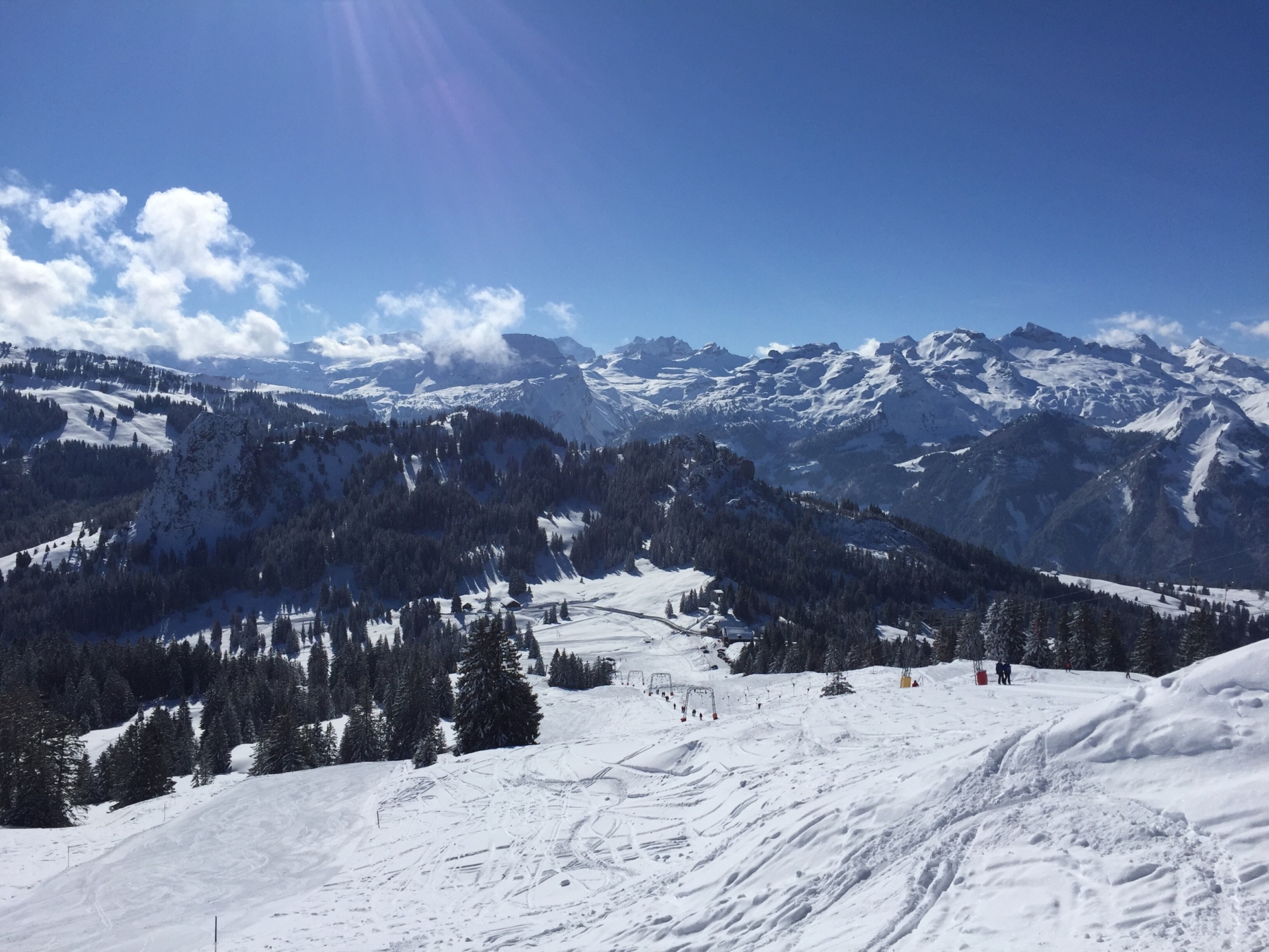 Skipiste und Hotel Passhöhe