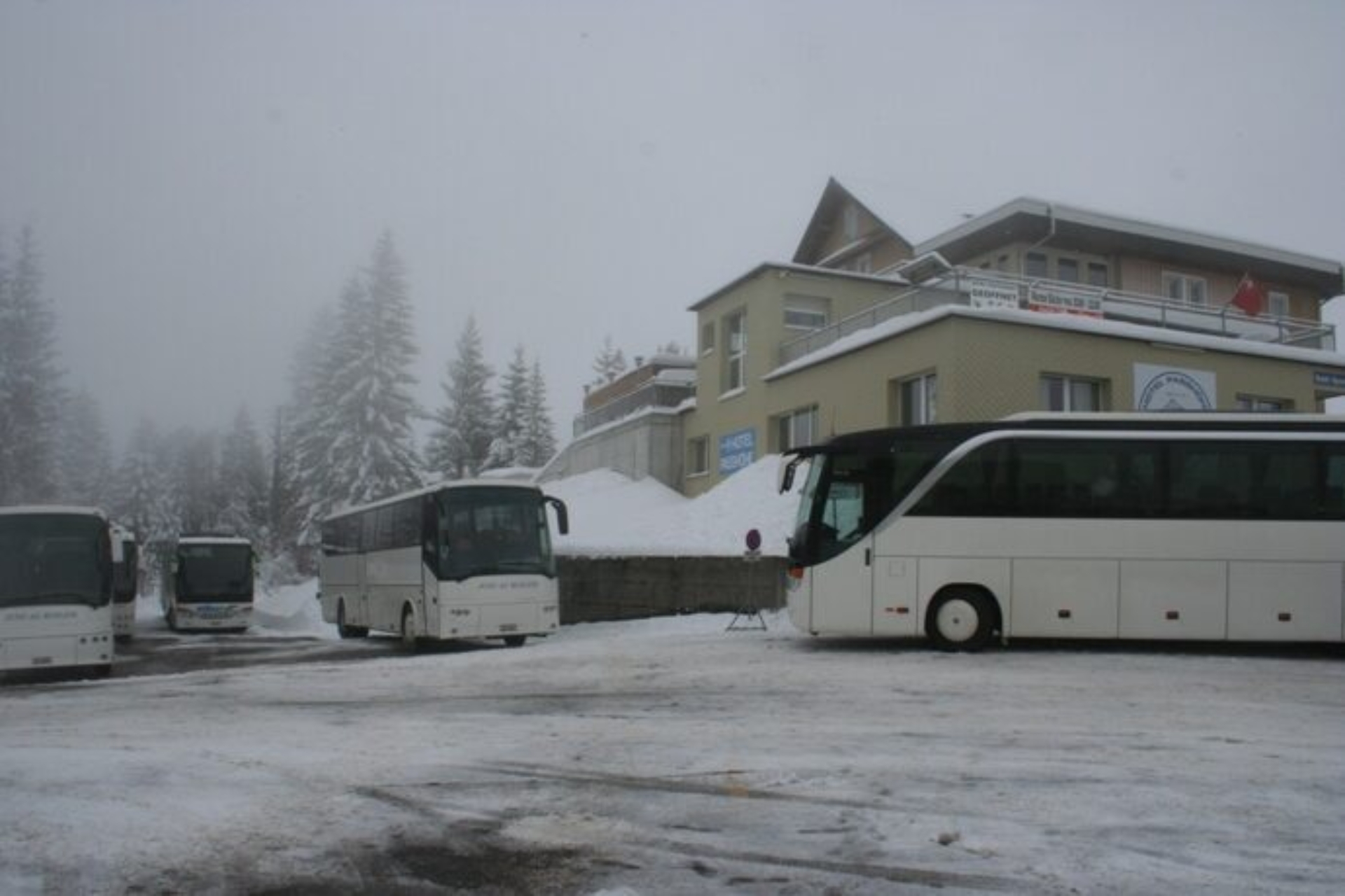 Car auf der Ibergeregg im Winter