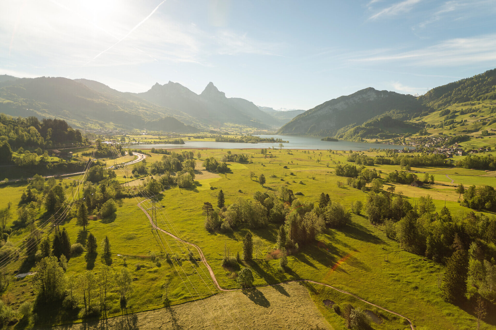 Blick über den Lauerzersee zum Mythenmassiv.
