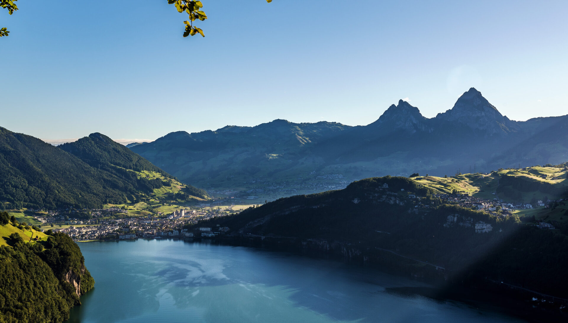 Die beiden Mythen mit dem Vierwaldstättersee im Vordergrund dazwischen Brunnen