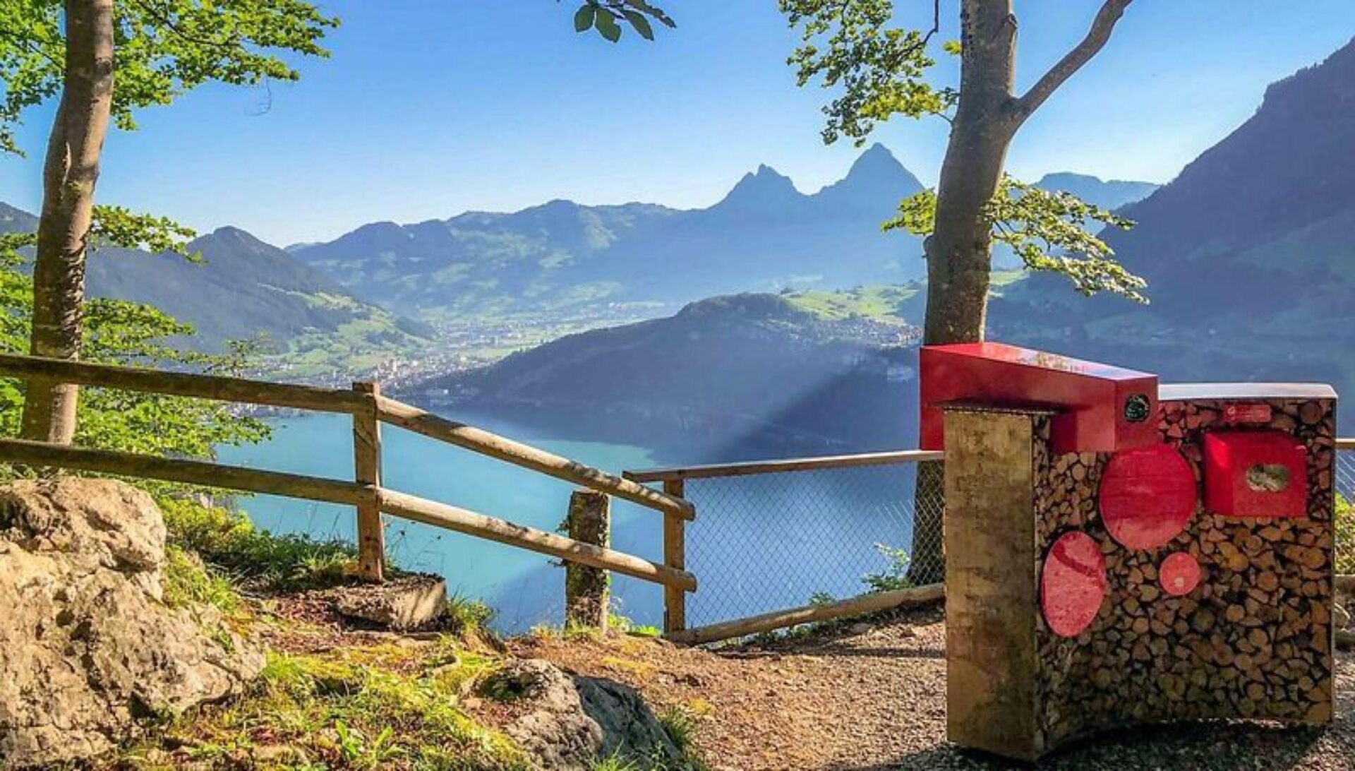 Geschichtsreise Seelisberg - Marienhoehe. Blick auf den Urnersee, Brunnen und die Mythen