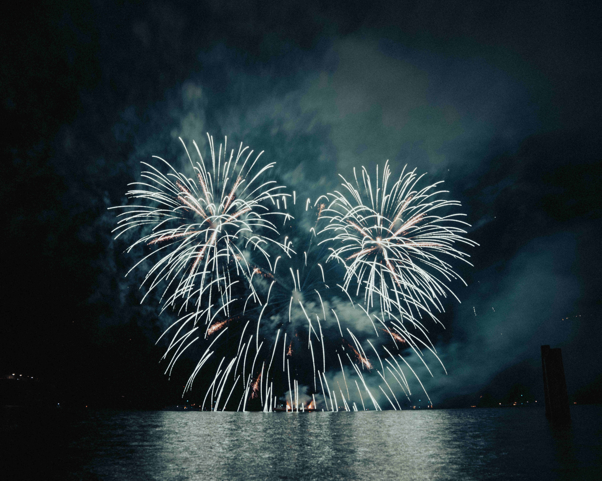 1. August Feuerwerk in Brunnen über dem Vierwaldstättersee