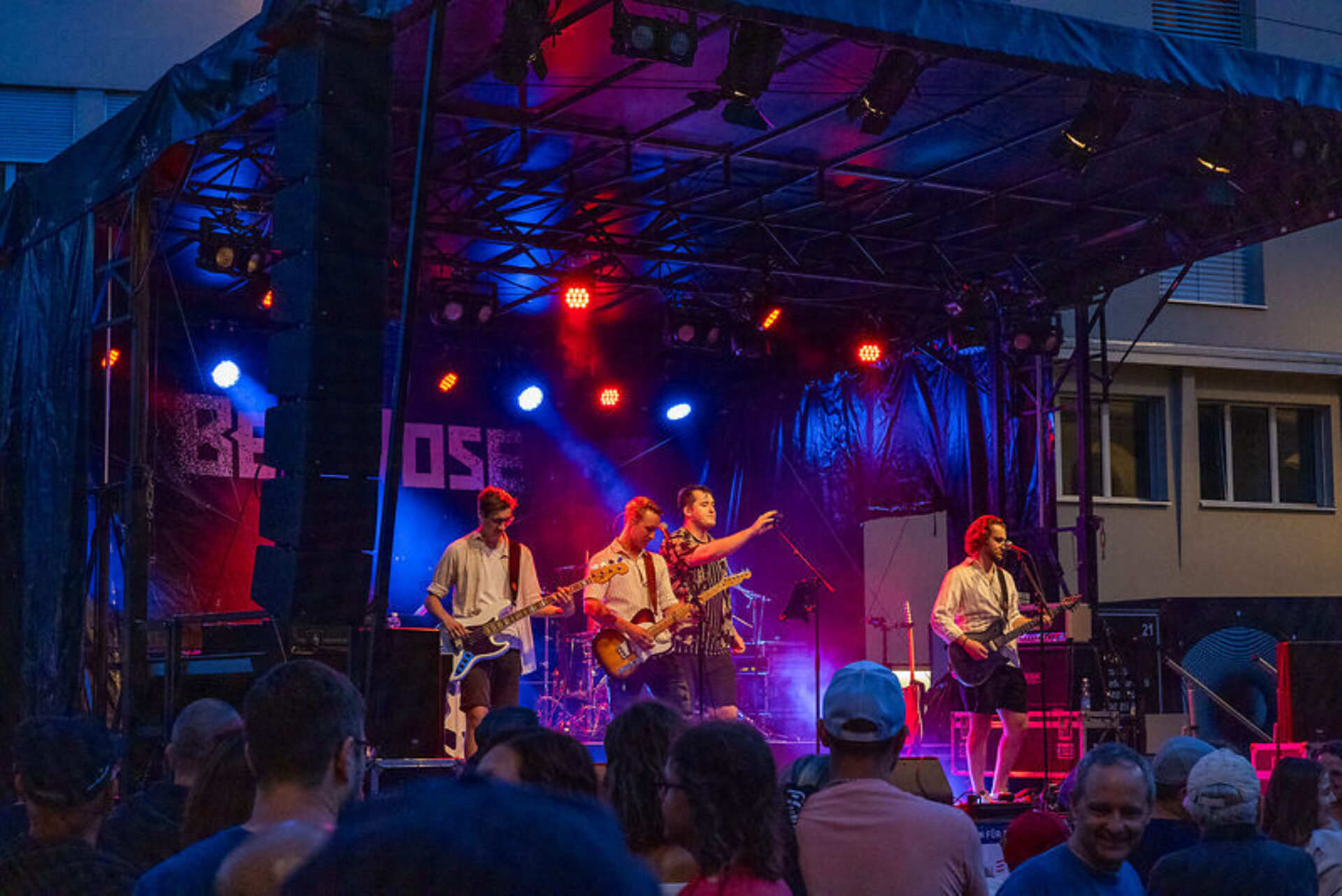 Konzert einer vierköpfigen Band auf der Hauptbühne am Brunner Dorffest