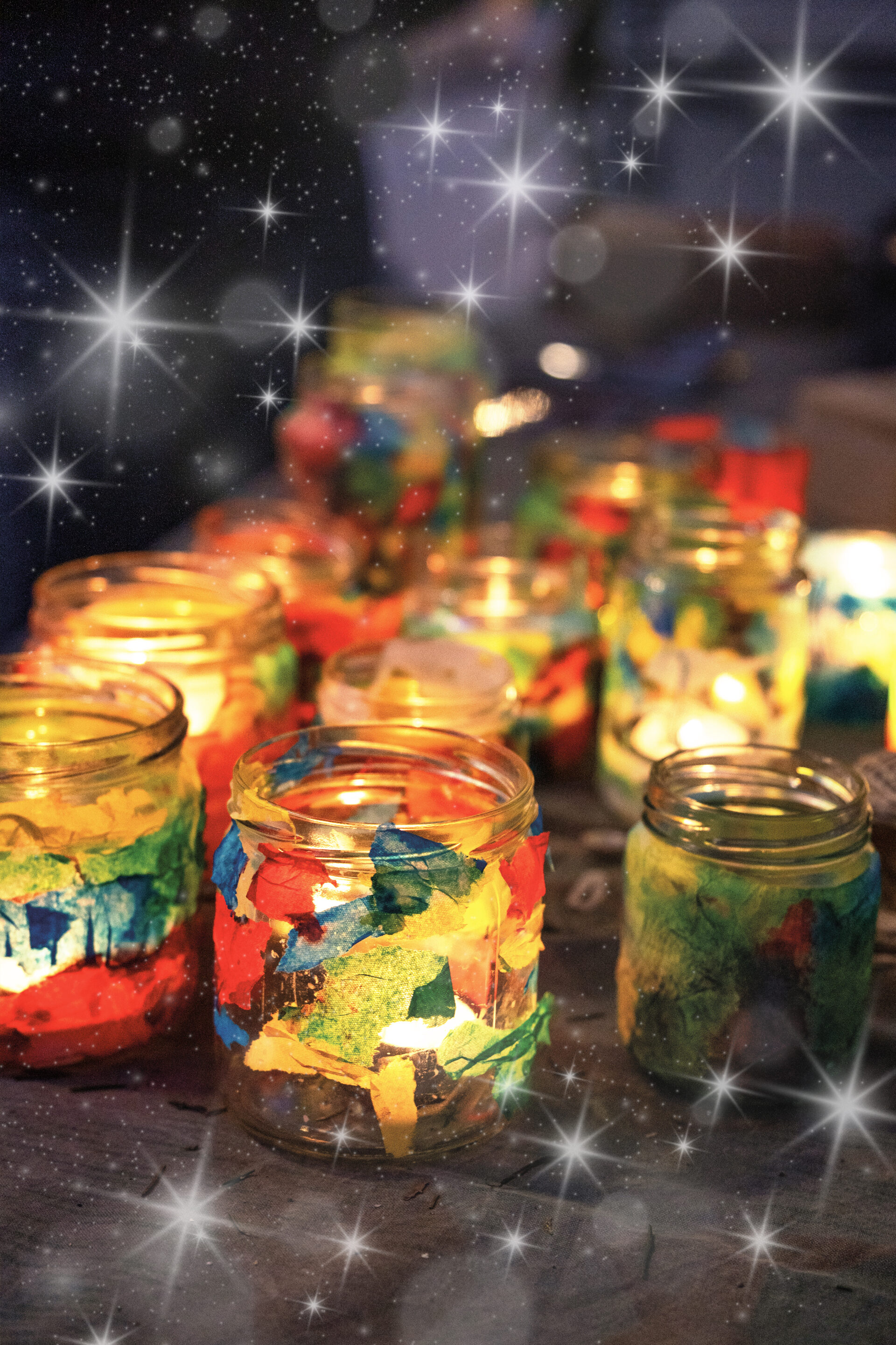 Farbige Teelichter auf dem Weihnachtsmarkt am See in Brunnen.