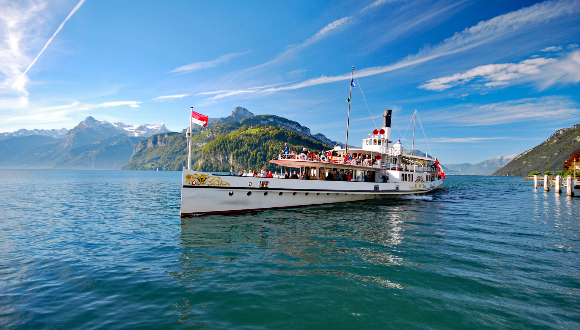 ein Dampfschiff im Vordergrund und im Hintergrund der Seelisberg und die Urner Berge