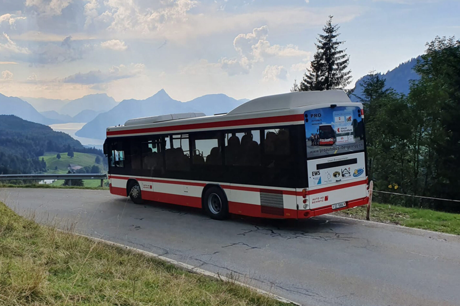 ein Bus der Auto AG im Hintergrund die Berge und der Vierwaldstättersee