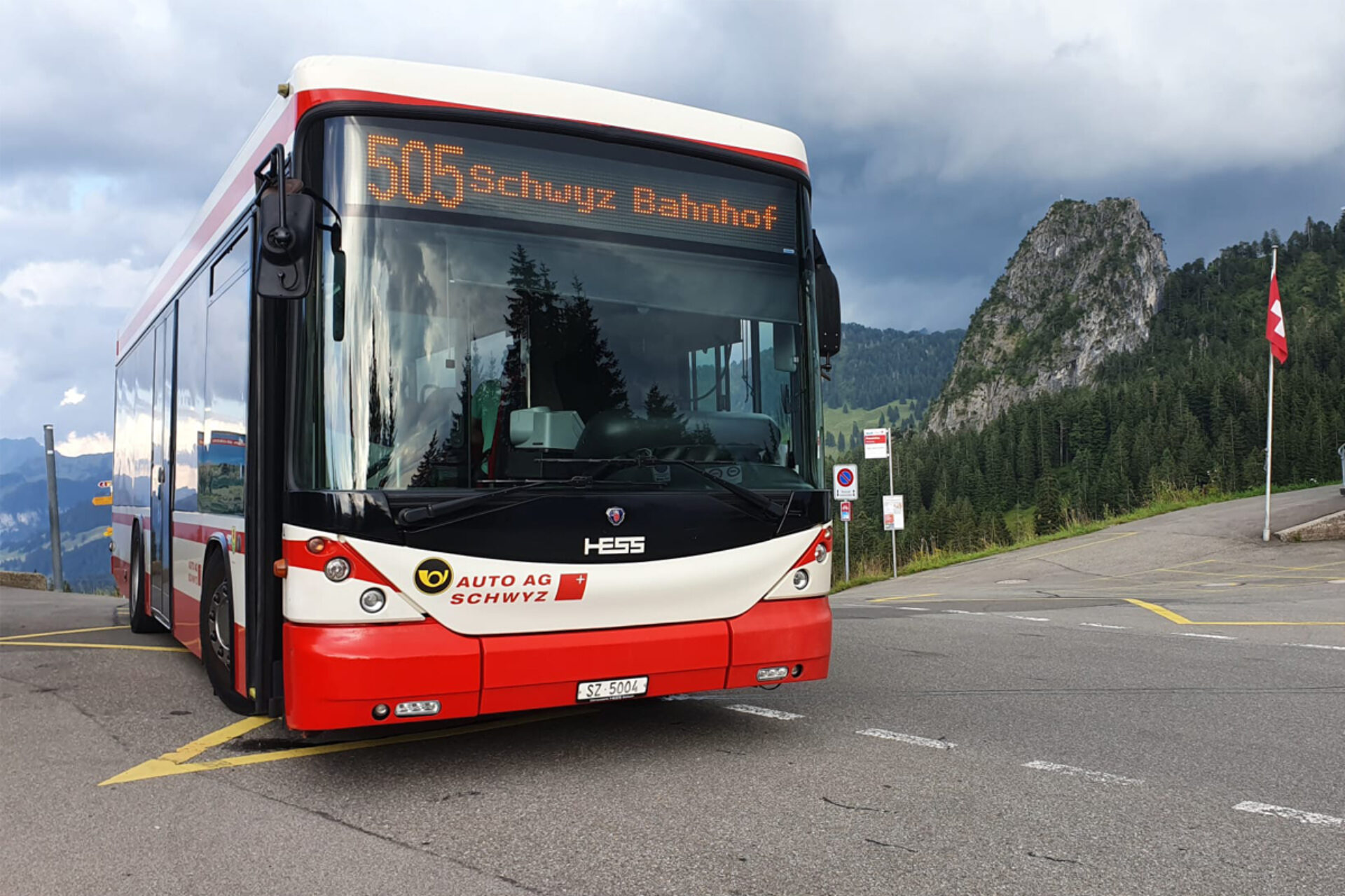 Ein rot weiser Bus der Auto AG Schwyz mit der Aufschrift Iberegg