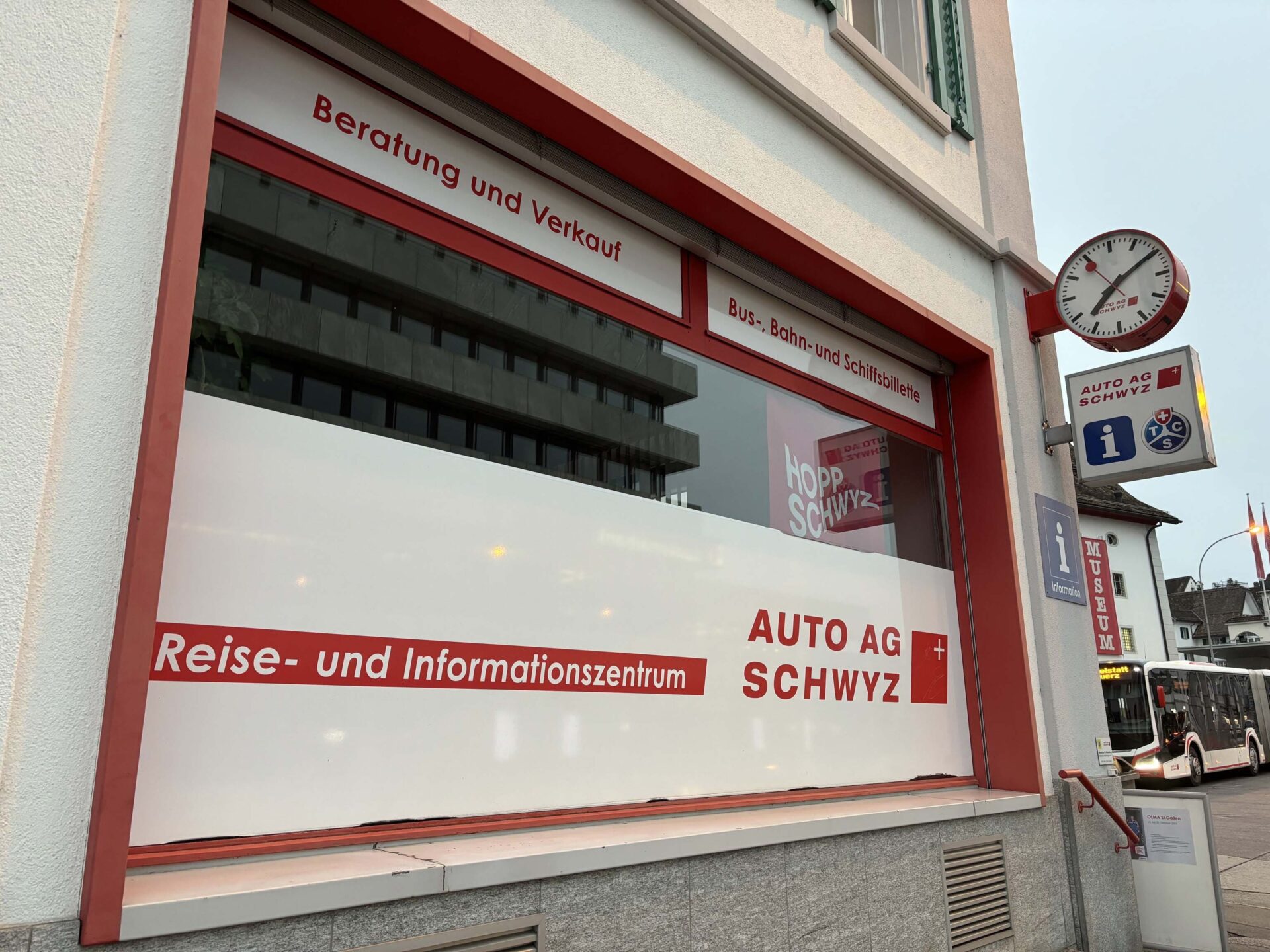 Reise- und Informationszentrum Schwyz von aussen.