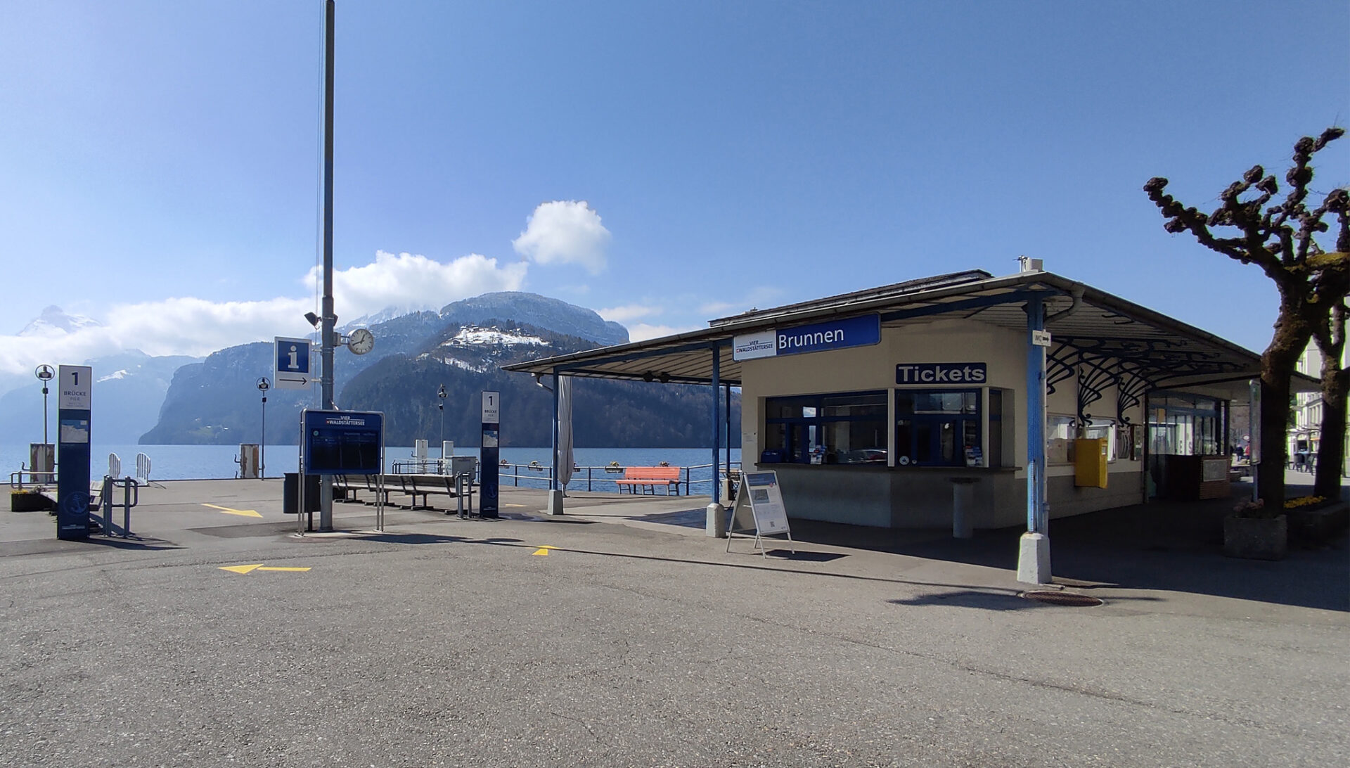 die Tourist Info in Brunnen am See