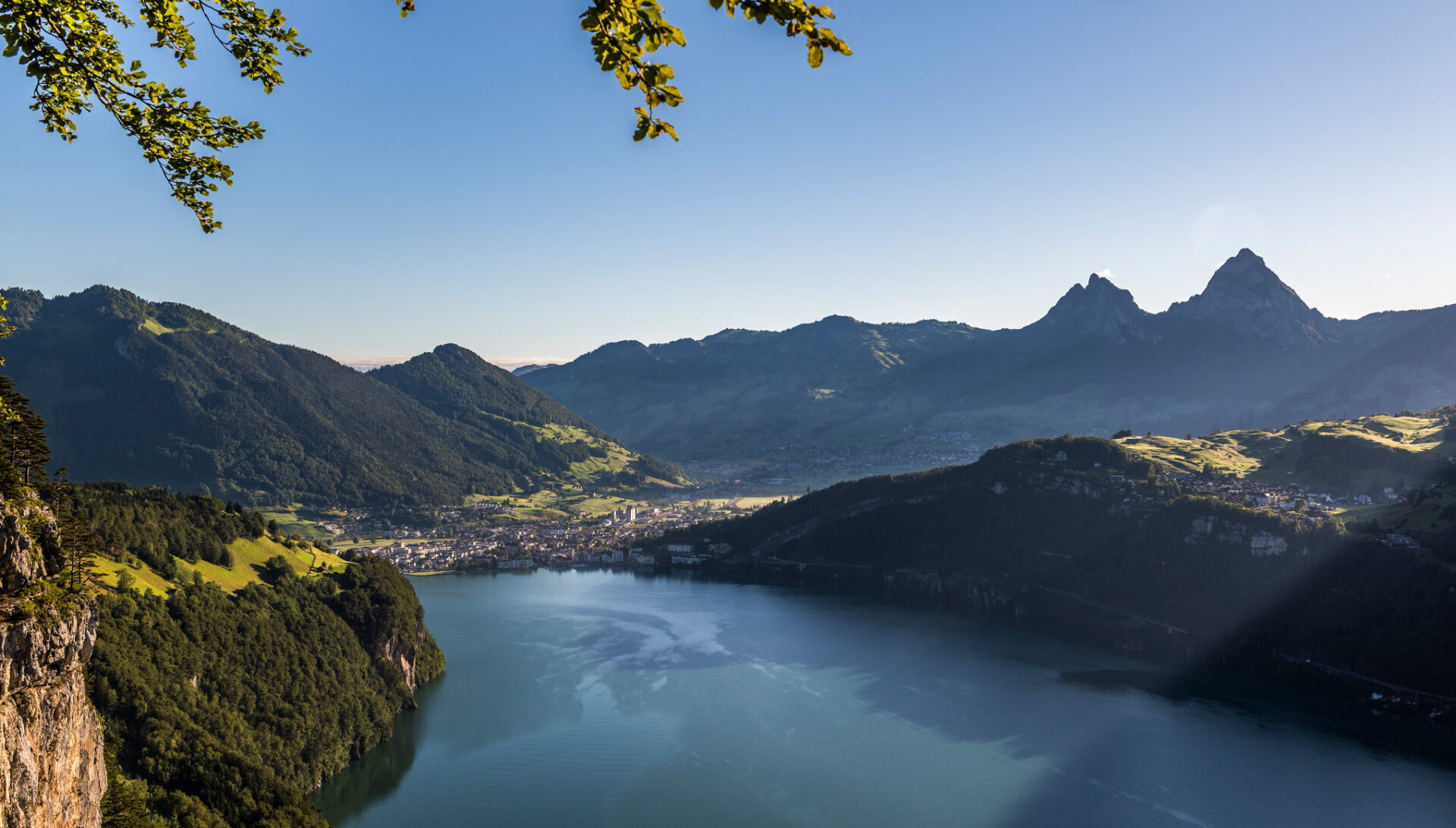 der Urnersee mit Brunnen im Hintergrund die beiden Mythen