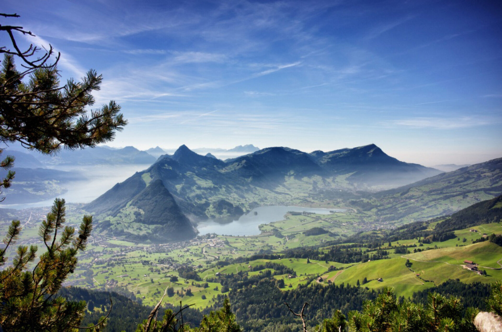 Das Panorama von dem Talkessel mit dem Mythen und dem Vierwaldstättersee