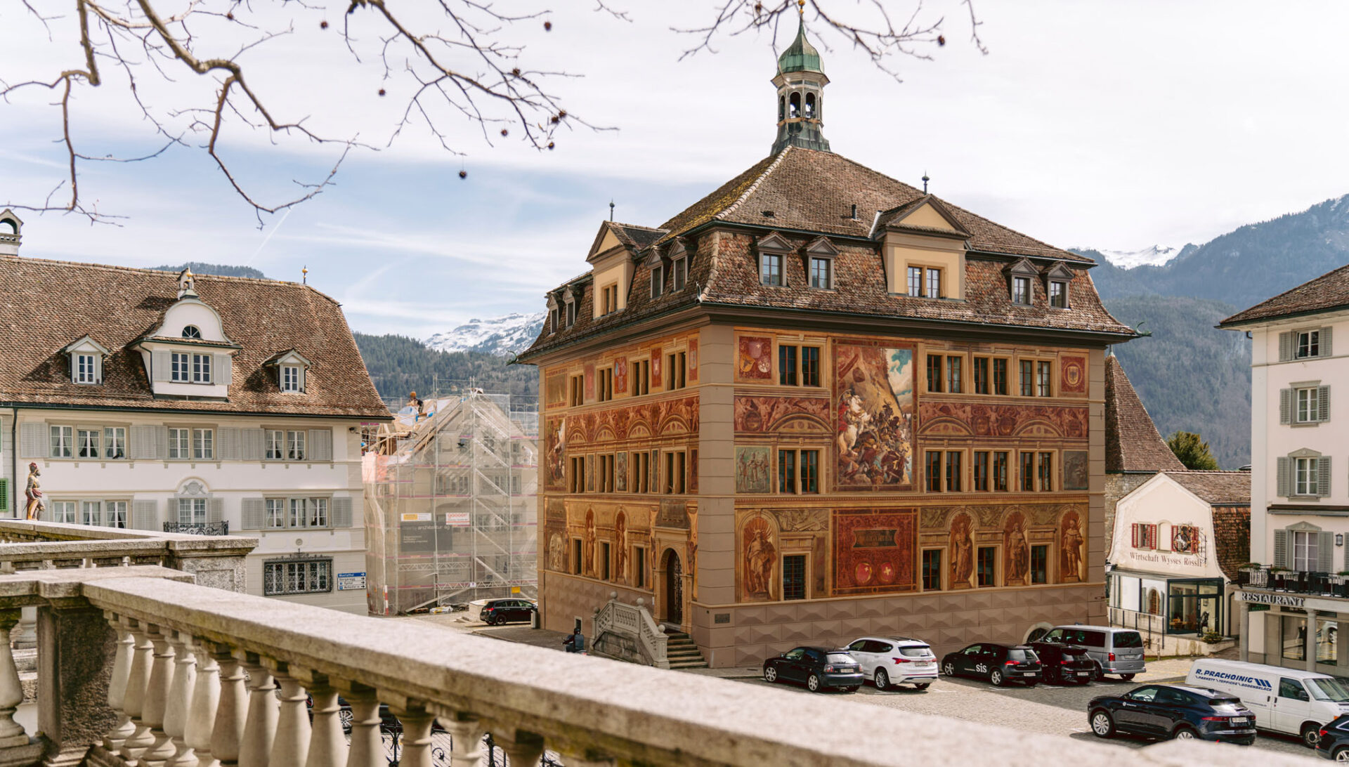 das verzierte Rathaus auf dem Dorfplatz in Schwyz