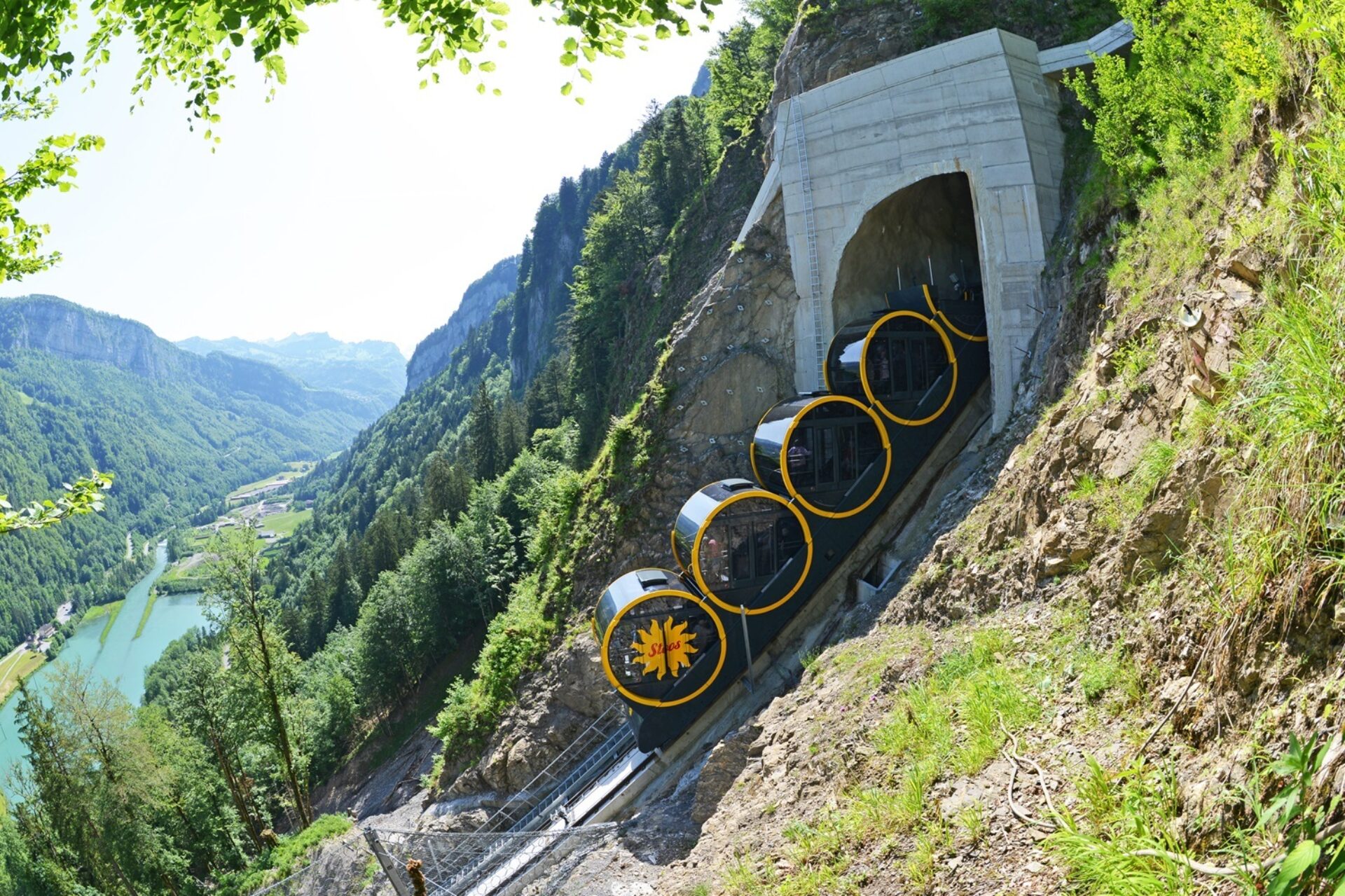 Die Stoos Standseilbahn kurz bevor sie in den Tunnelfährt