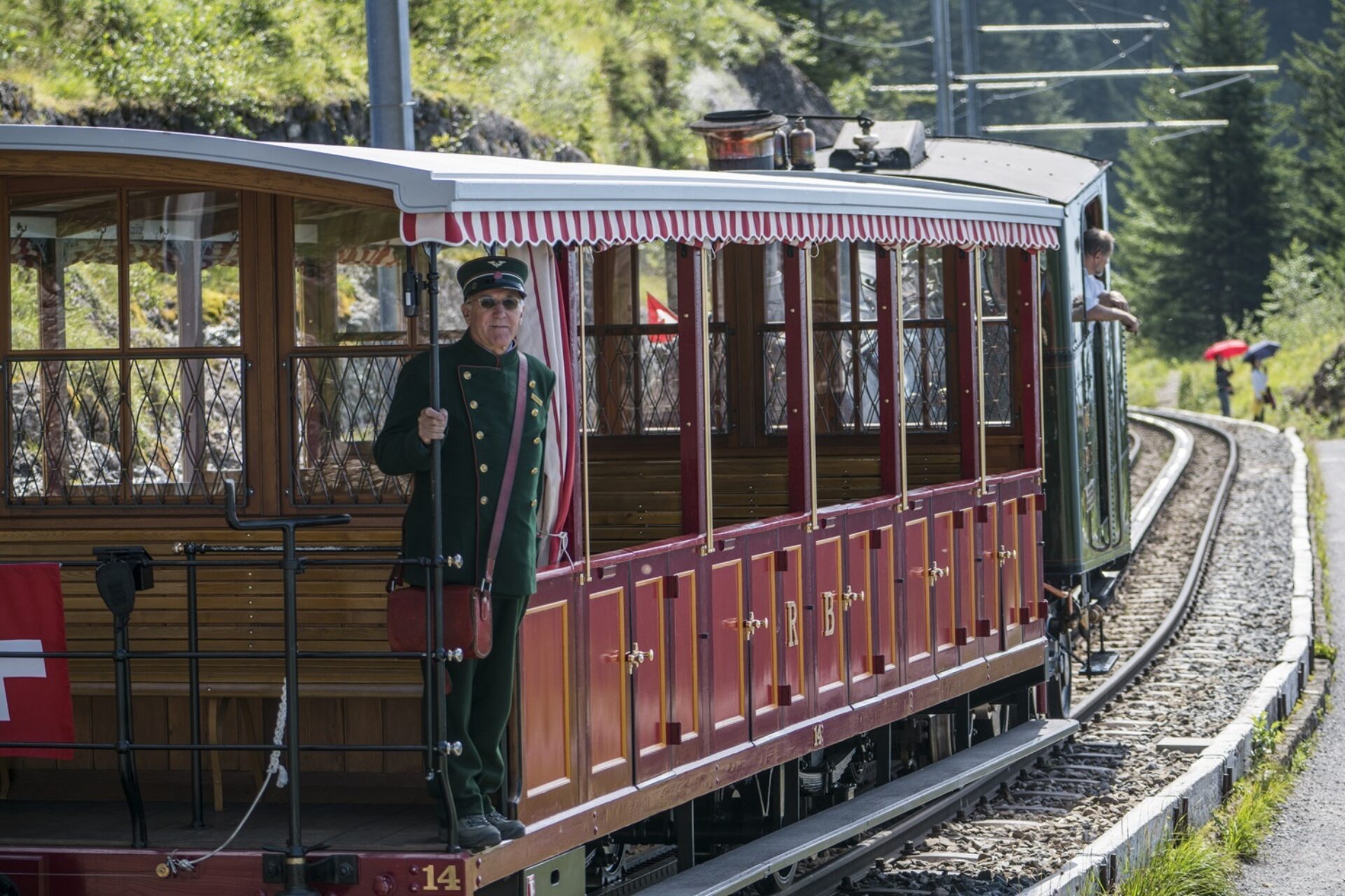 Zugbegleiter parat für die abfahrt der Dampfbahn Rigi Goldau Arth