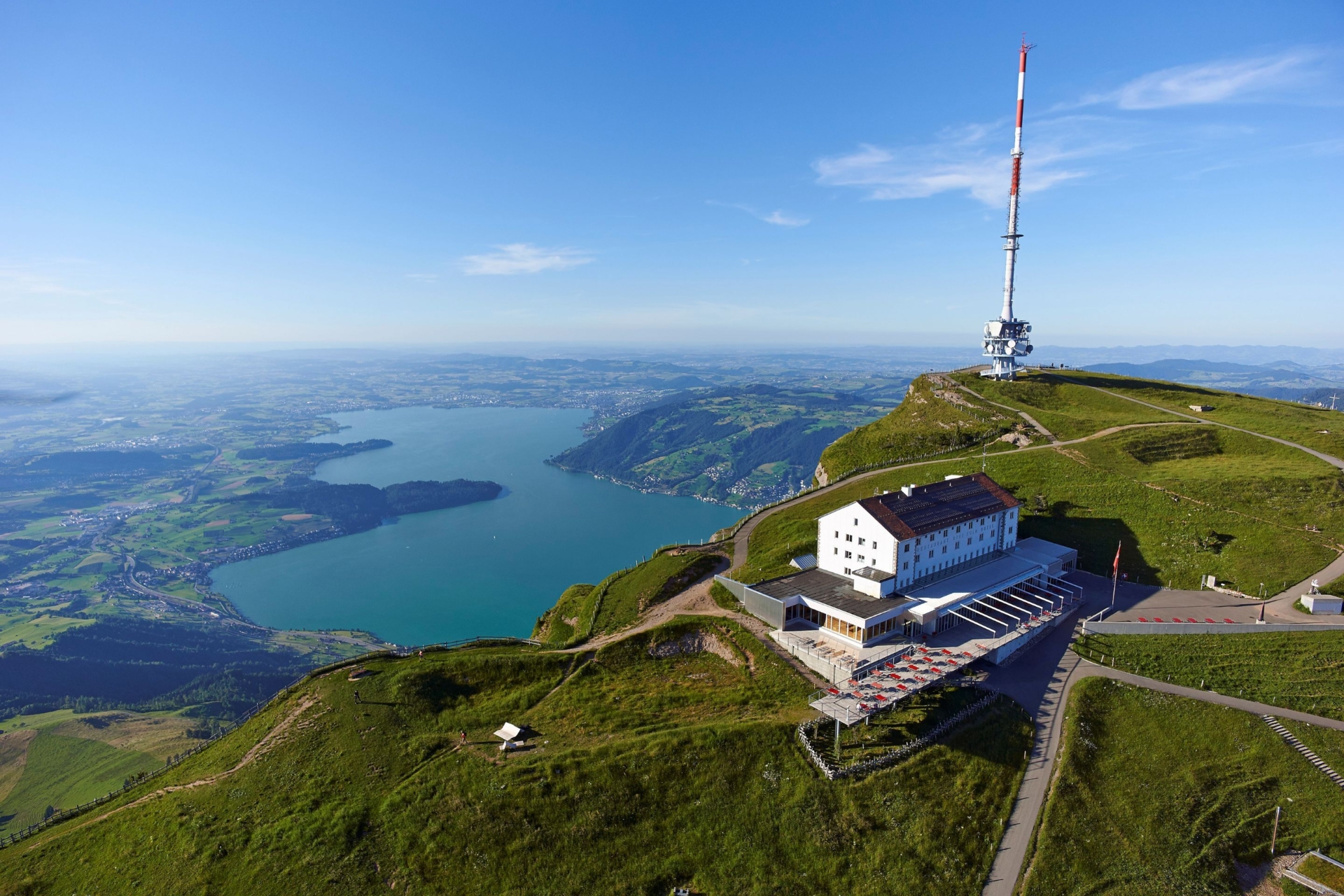 Blick auf Rigi Kulm mit dem grossen Sendemasten und dem historischen Rigi Kulm Hotel.