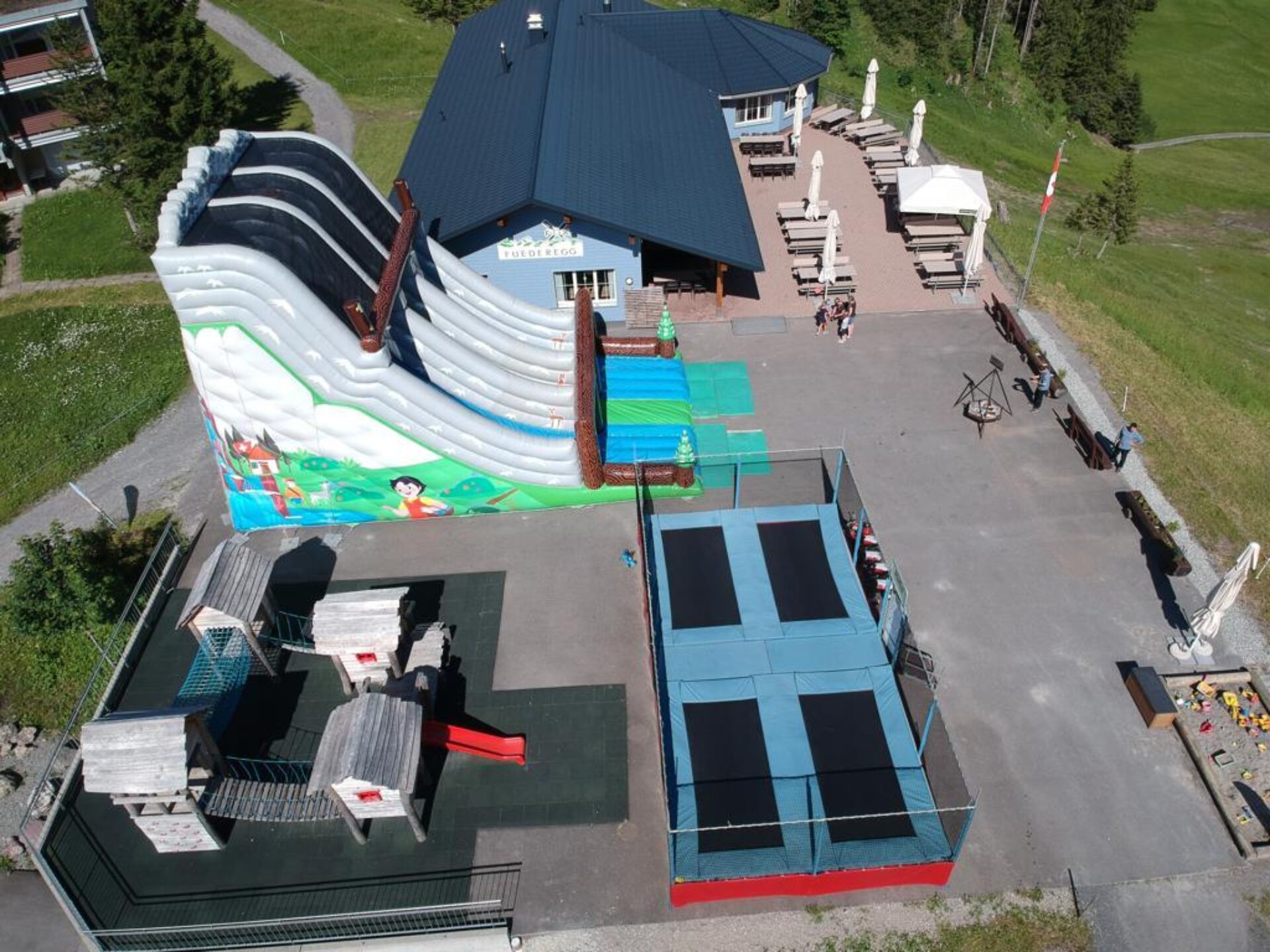 Aussenspielplatz beim Restaurant Fuederegg mit Rutschen und Trampolinanlage sowie einem grossen Spielplatz