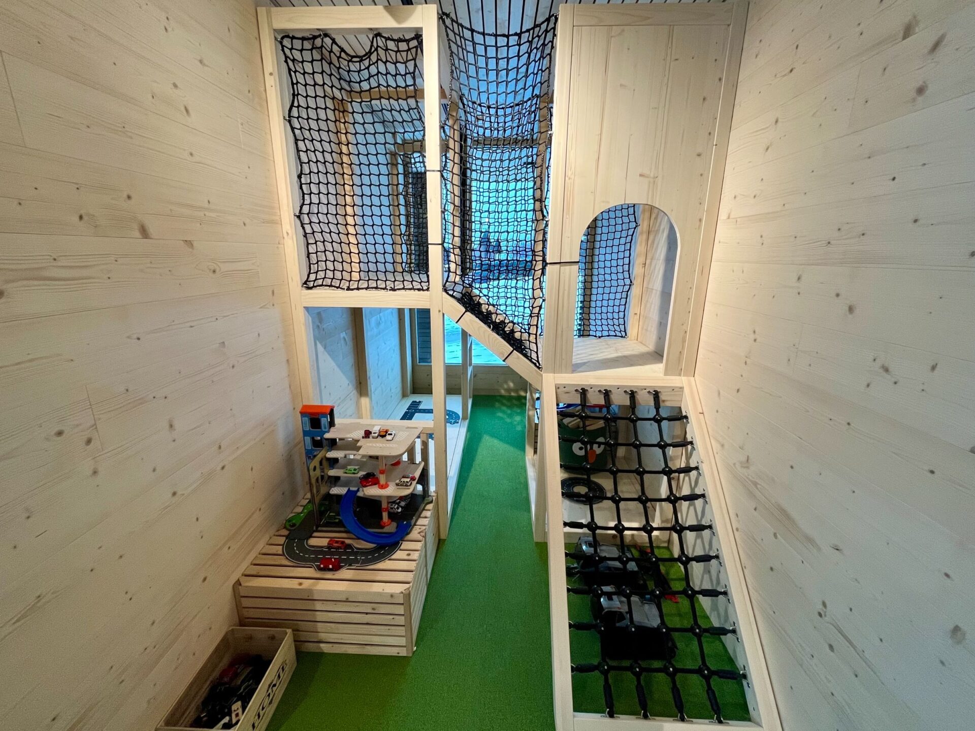 Indoorspielplatz im Restaurant der Brunni Lodge mit Kletterturm für Kinder