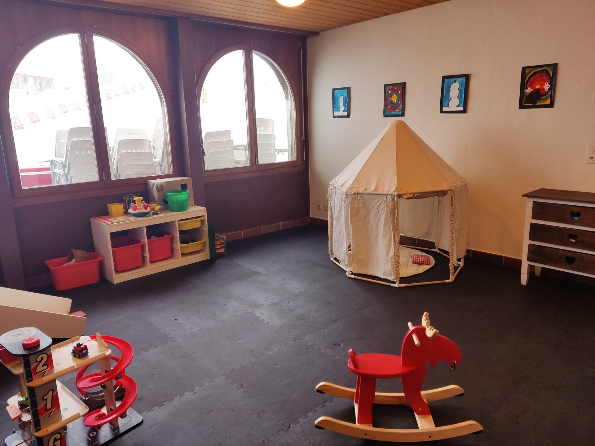 Spielzimmer im Restaurant Alpstubli im Stoos mit unterschiedlichen Spielsachen für die Kinder