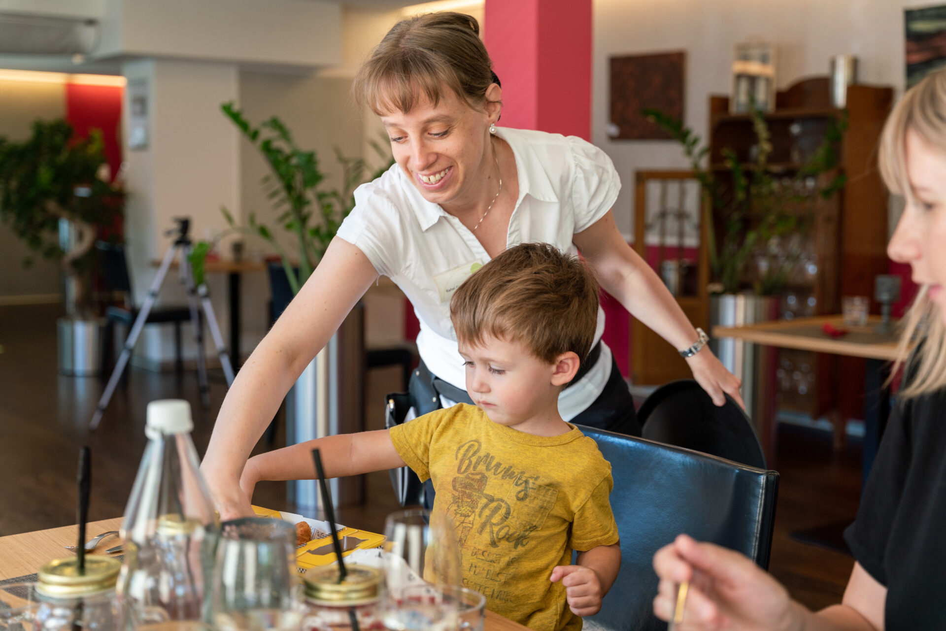 Kind mit erwachsener Person beim Essen im Gasthaus Pluspunkt in Brunnen
