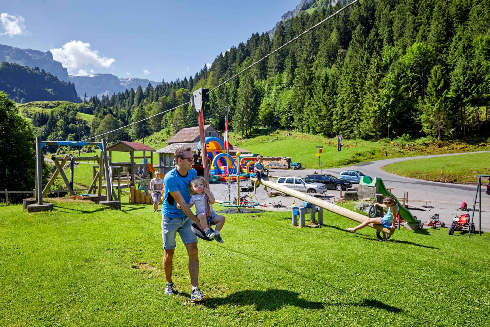 Familie beim Spielen auf dem Spielplatz im Restaurant Schwarzenbach im Muotathal