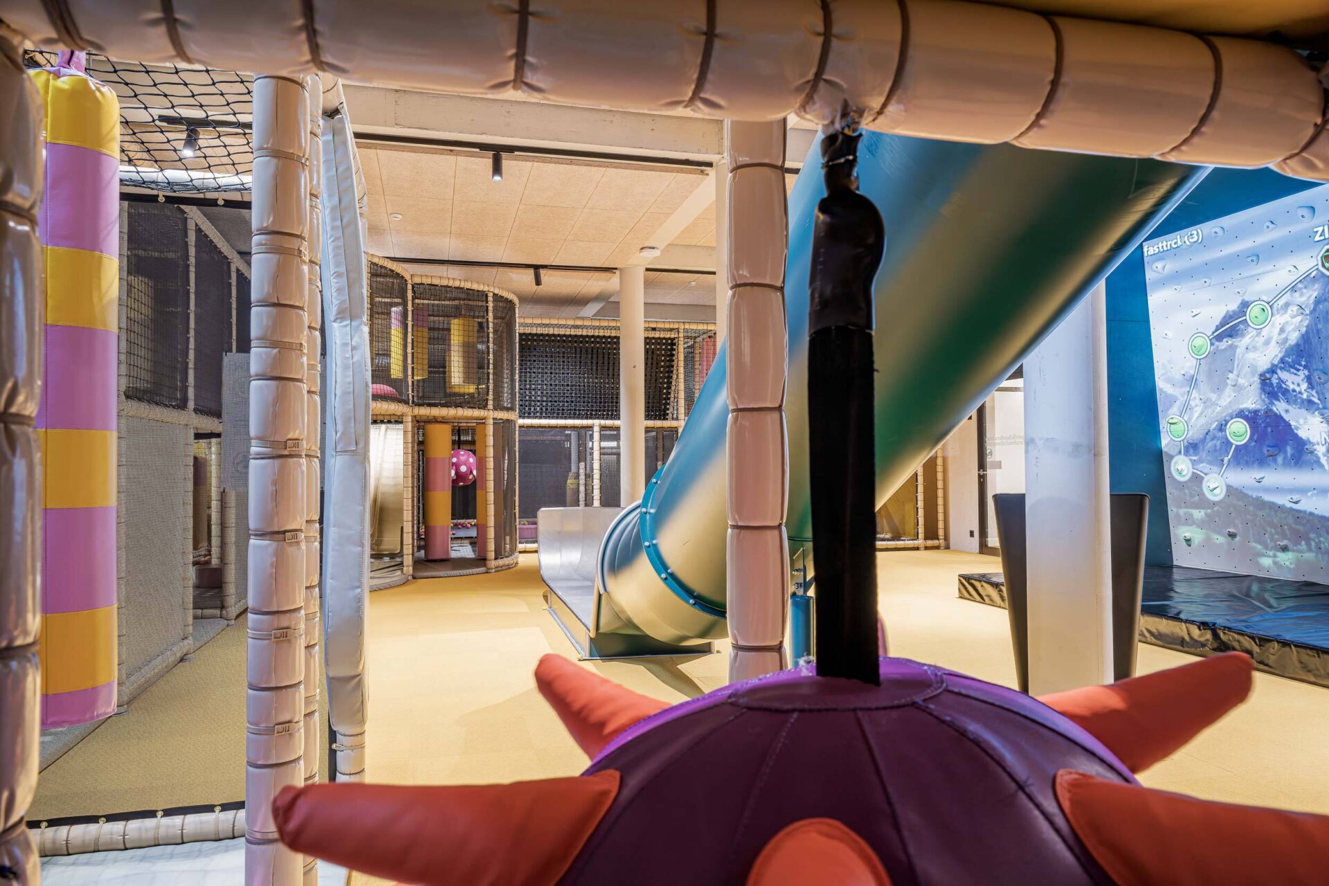 Funpark für die Kinder im Restaurant Stoos Lodge auf dem Stoos mit Rutschen und Spielen