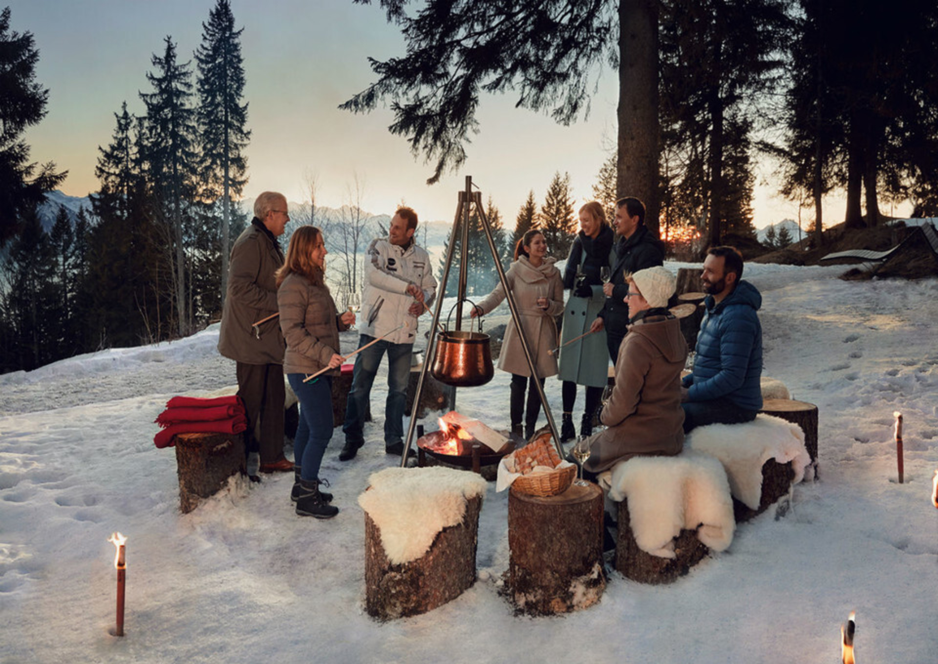 Eine Gruppe die beim Hotel Rigi Kaltbad auf der Rigi ein Fondue im Wald geniesst. Dieses Gruppenangebot auf der Rigi kombiniert Genuss mit Natur und Abenteuer.