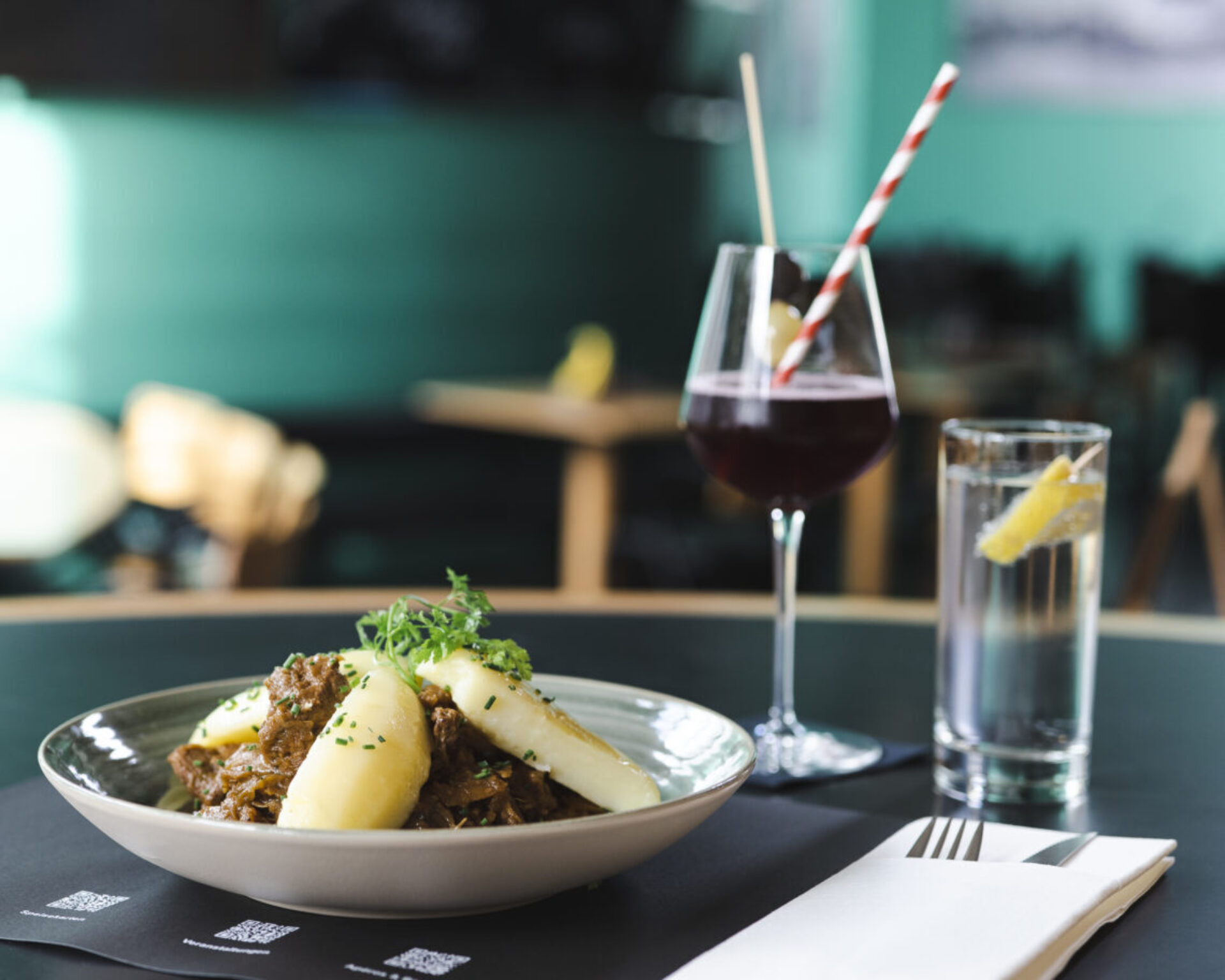 Im MythenForum könnt ihr das währschafte Gericht mit einem spritzigen Suusecco kombinieren, einem Mix aus Sauser und Prosecco.