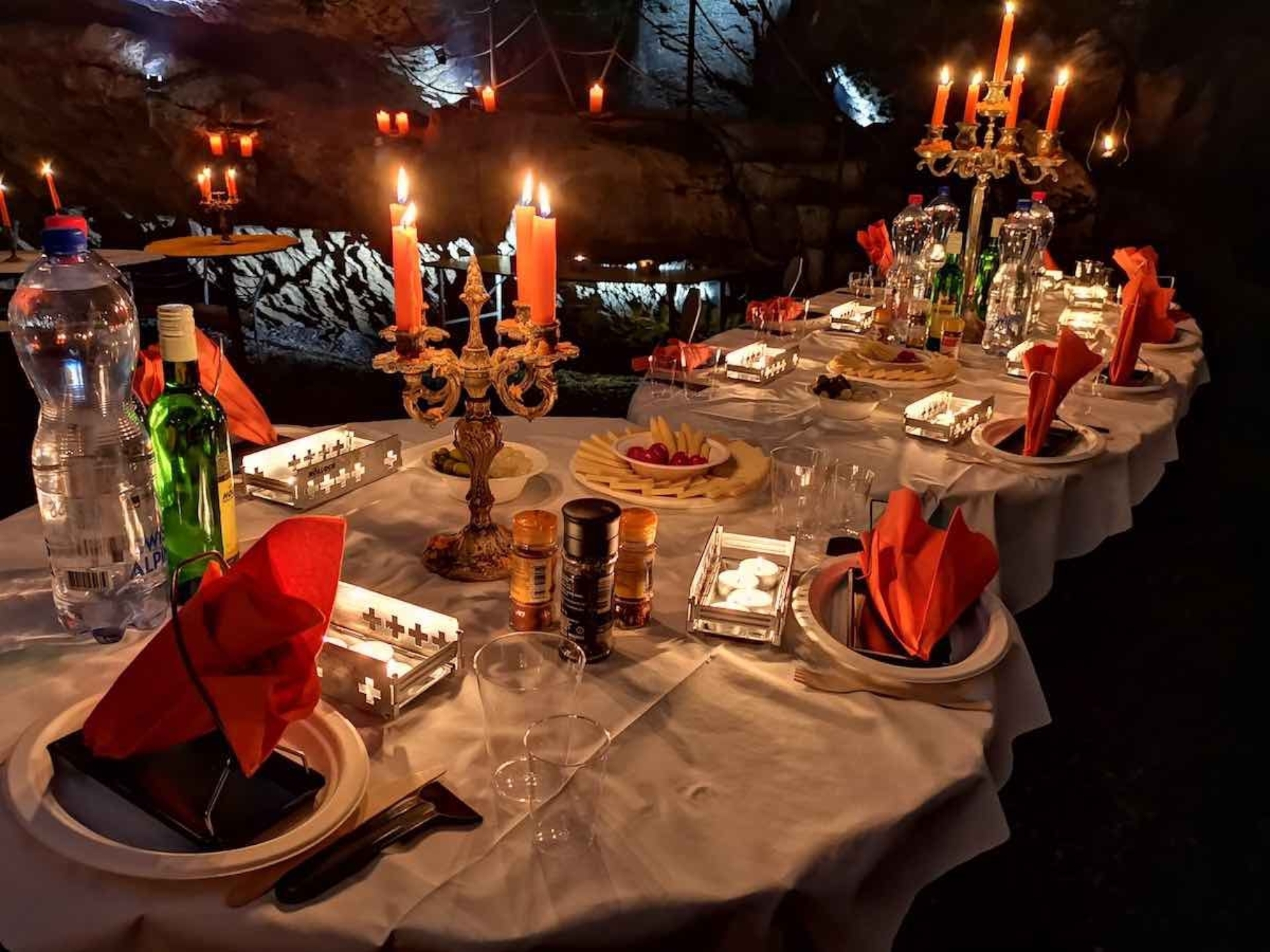 Raclette im Hölloch im Muotathal, Stoos. Raclette geniessen bei Kerzenschein und in einer ganz besonderen Atmosphäre.