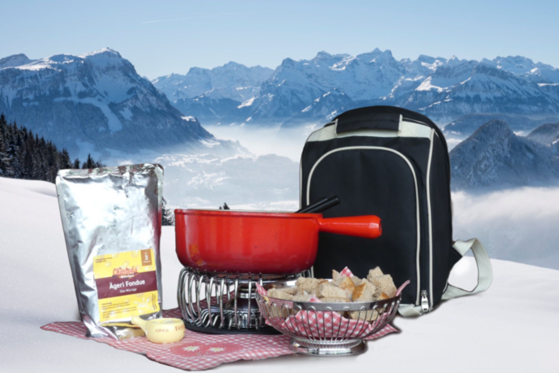 Ein Rucksack für unterwegs mit Fondue oder Raclette. Perfekt kombinierbar mit einer Winterwanderung auf dem Sattel-Hochstuckli.