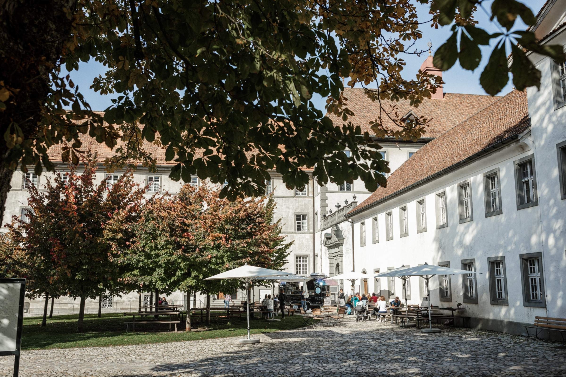 Gastwirtschaft Abteihof beim Kloster Einsiedeln im Kanton Schwyz mit Schatten von den Bäumen
