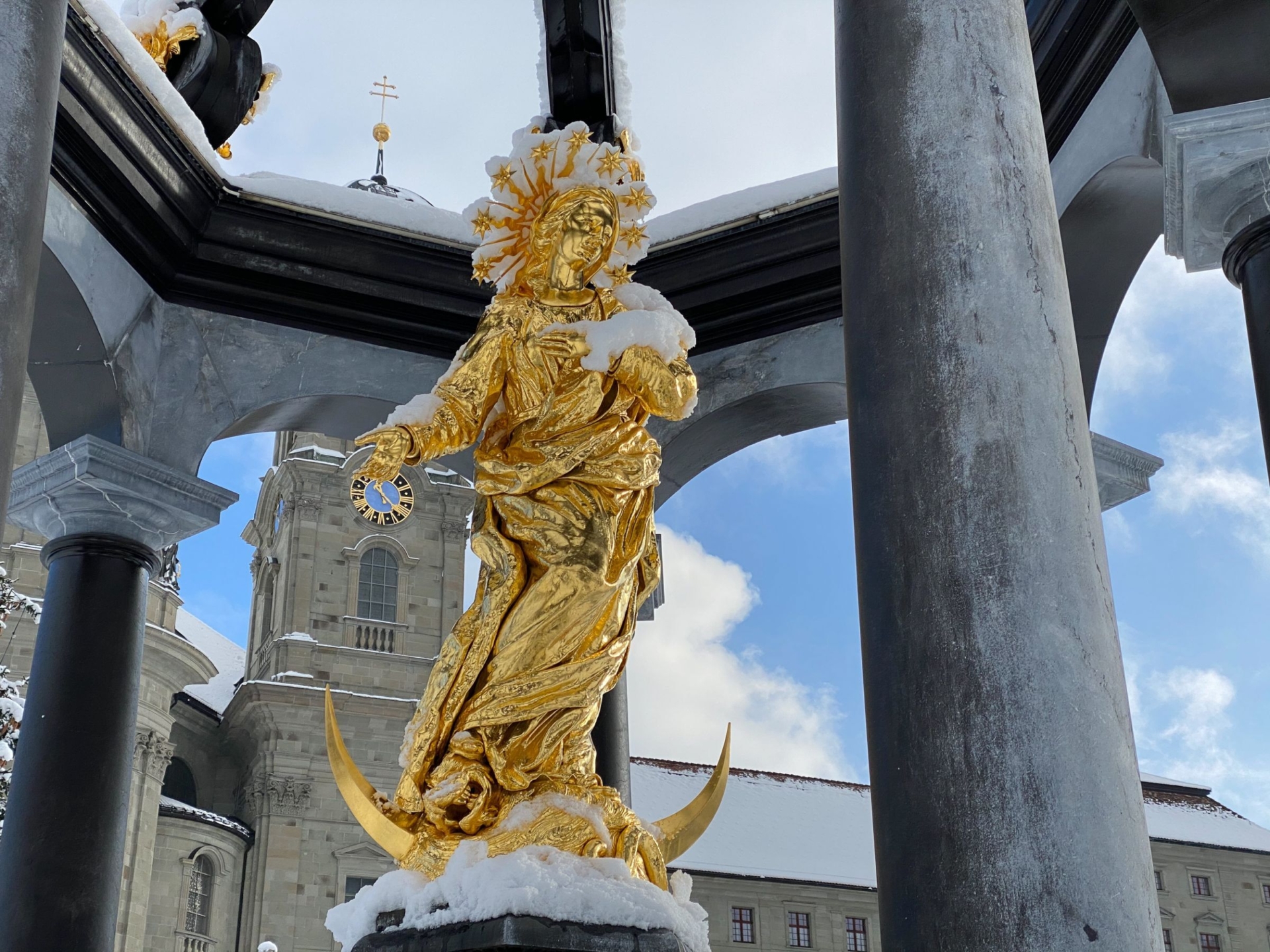 Marienbrunnen im Kloster Einsiedeln im Kanton Schwyz