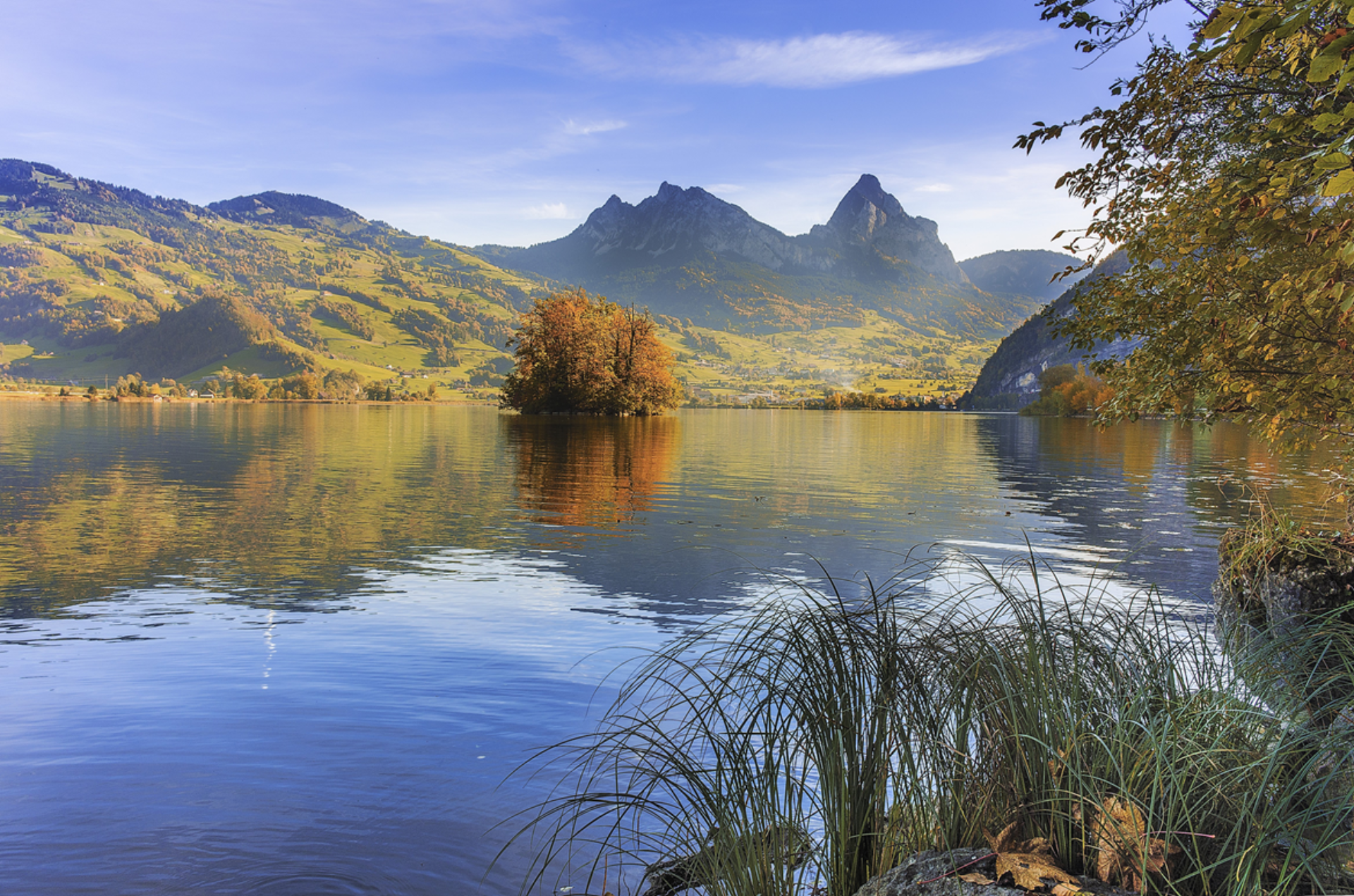 Herrliche Herbstaufnahme vom Lauerzersee im Hintergrund die Mythen welche sich auf dem glatten See spiegelt.