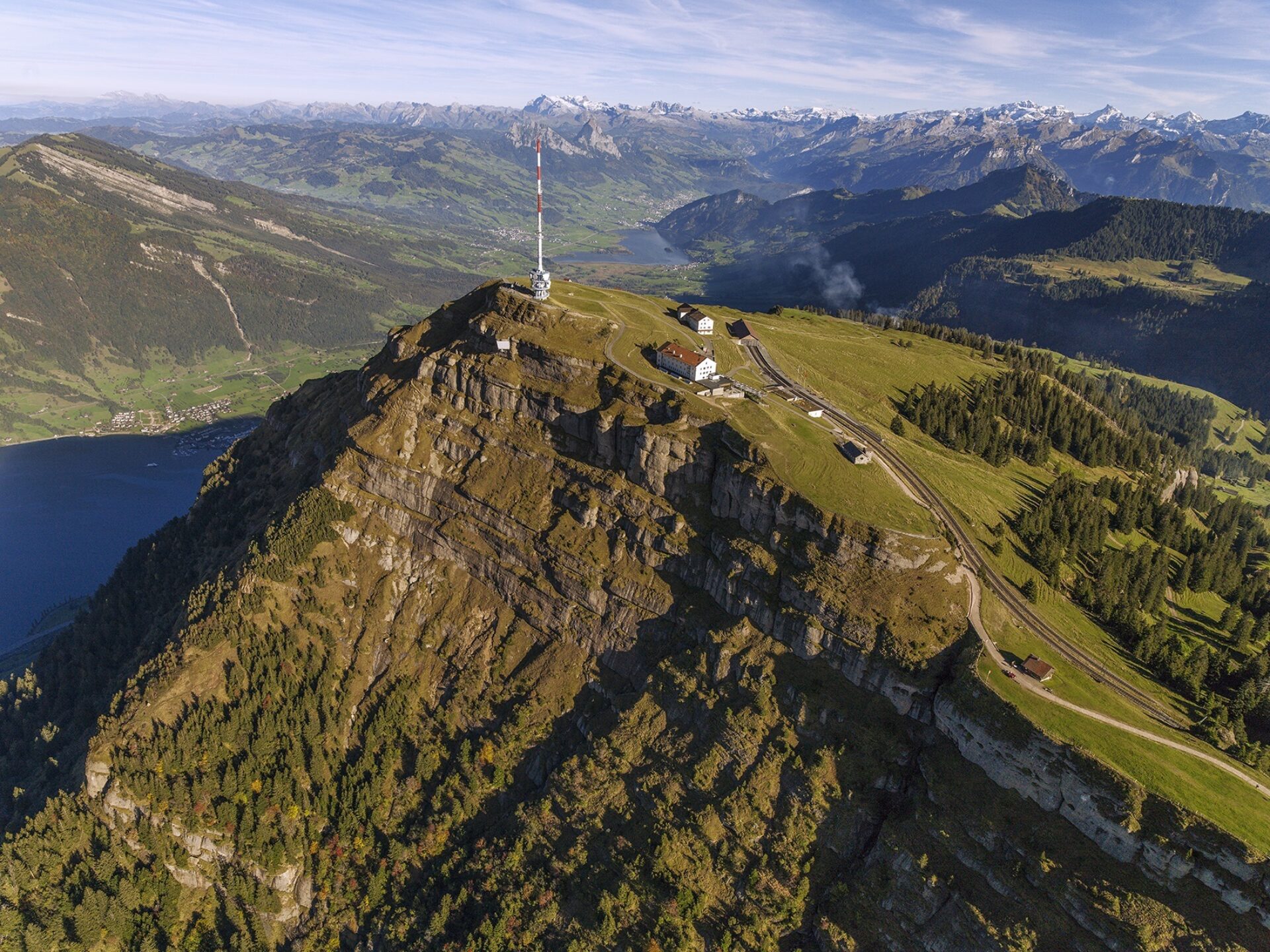 Luftaufnahme zur Rigi Kulm im Hintergrund tiefblaues Wasser vom Zugersee.