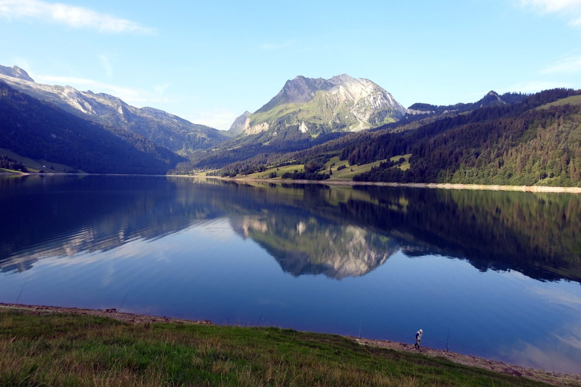 Ansicht vom Siegelglatten Wägitalersee. Im See spiegeln sich die umliegenden Berge.