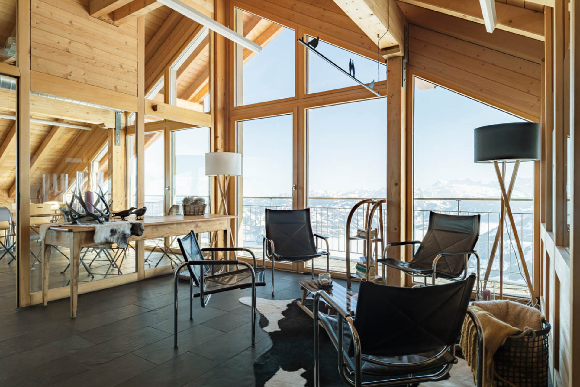 Sitzgelegenheiten im Dachstock mit Panoramafenster im Hotel Fronalpstock.