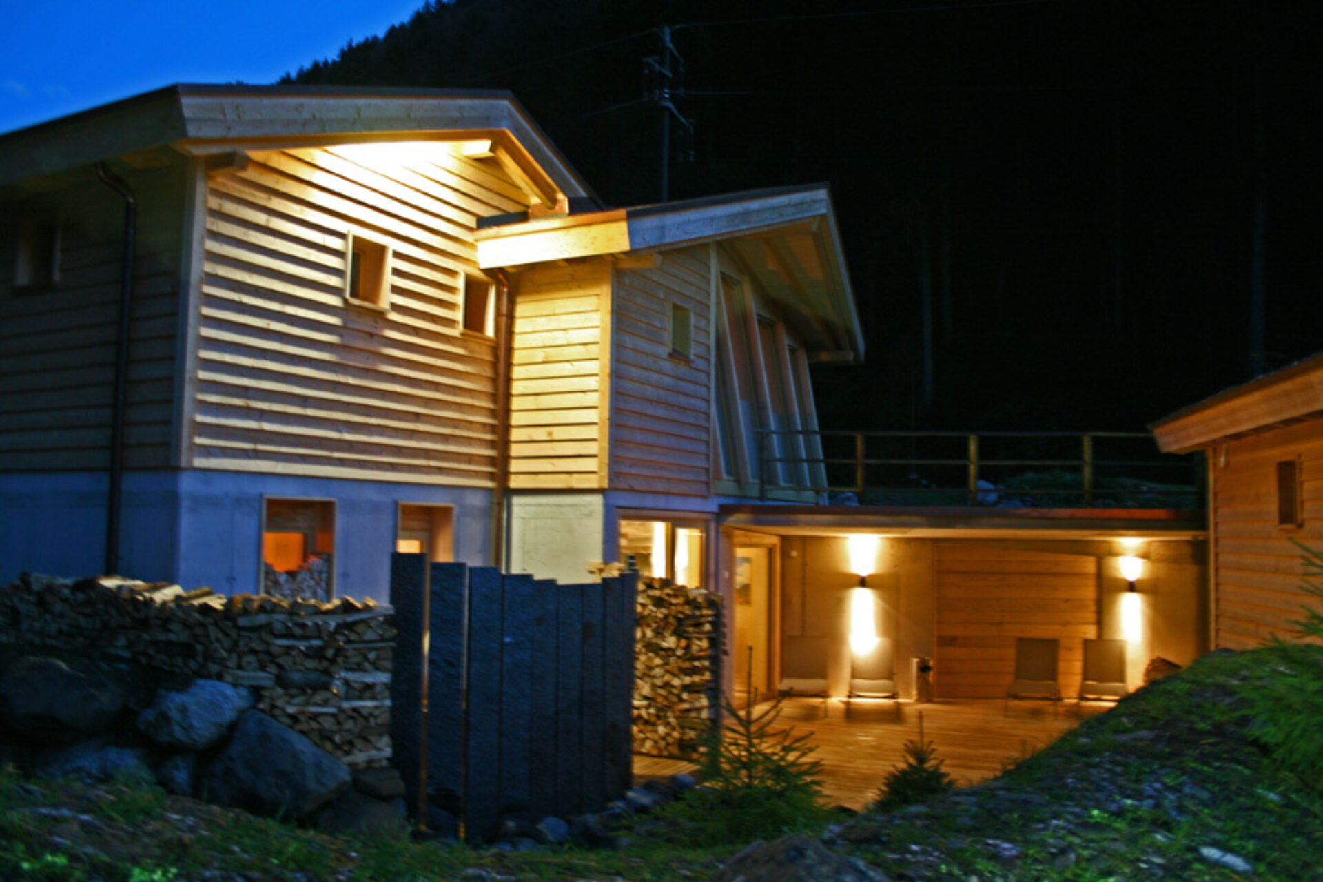 Aussenbereich von der Saune der Husky Lodge mit Liegenstühlen.