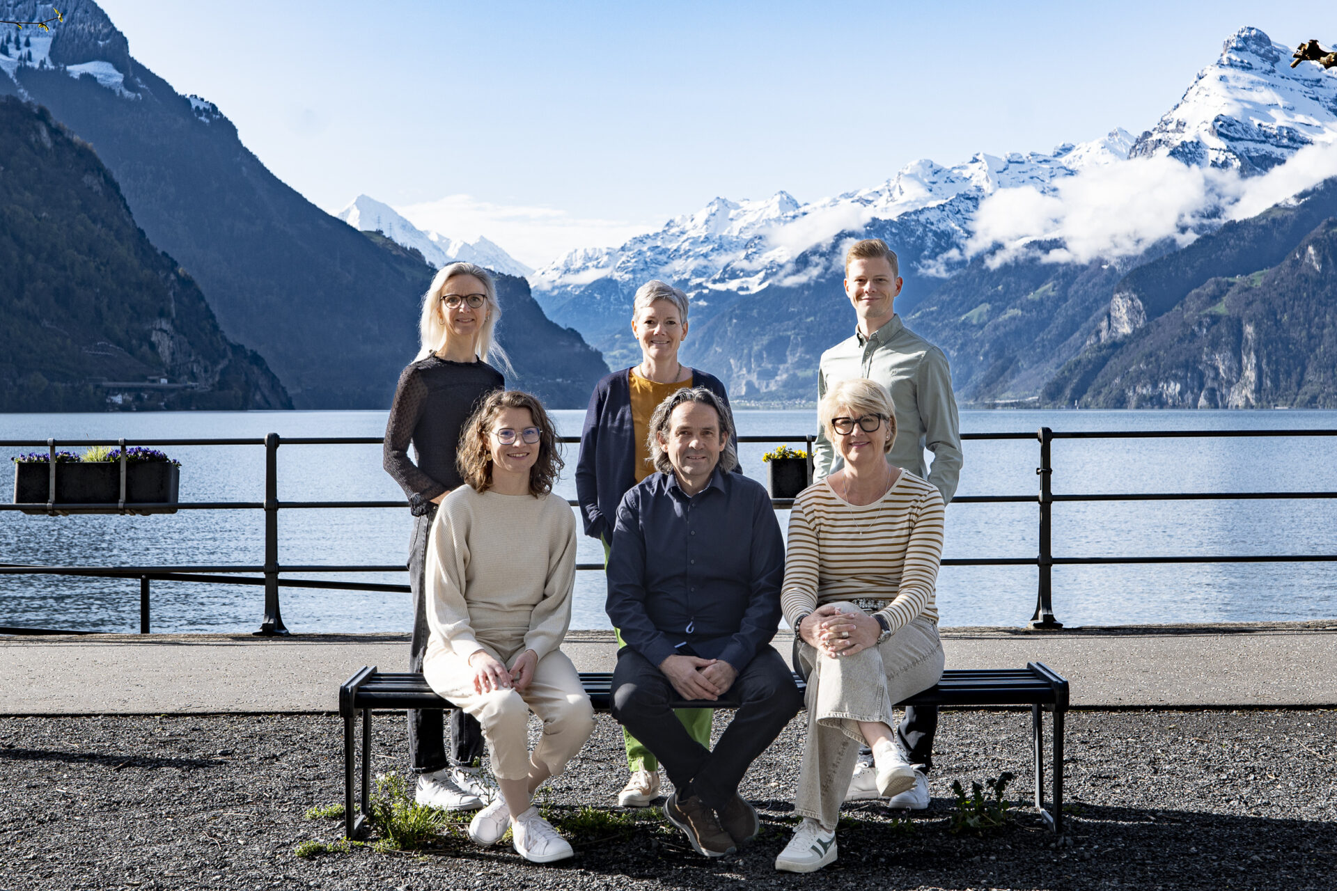 Team Foto Schwyz Tourismus. Im Hintergrund der Vierwaldstättersee und die Berge.