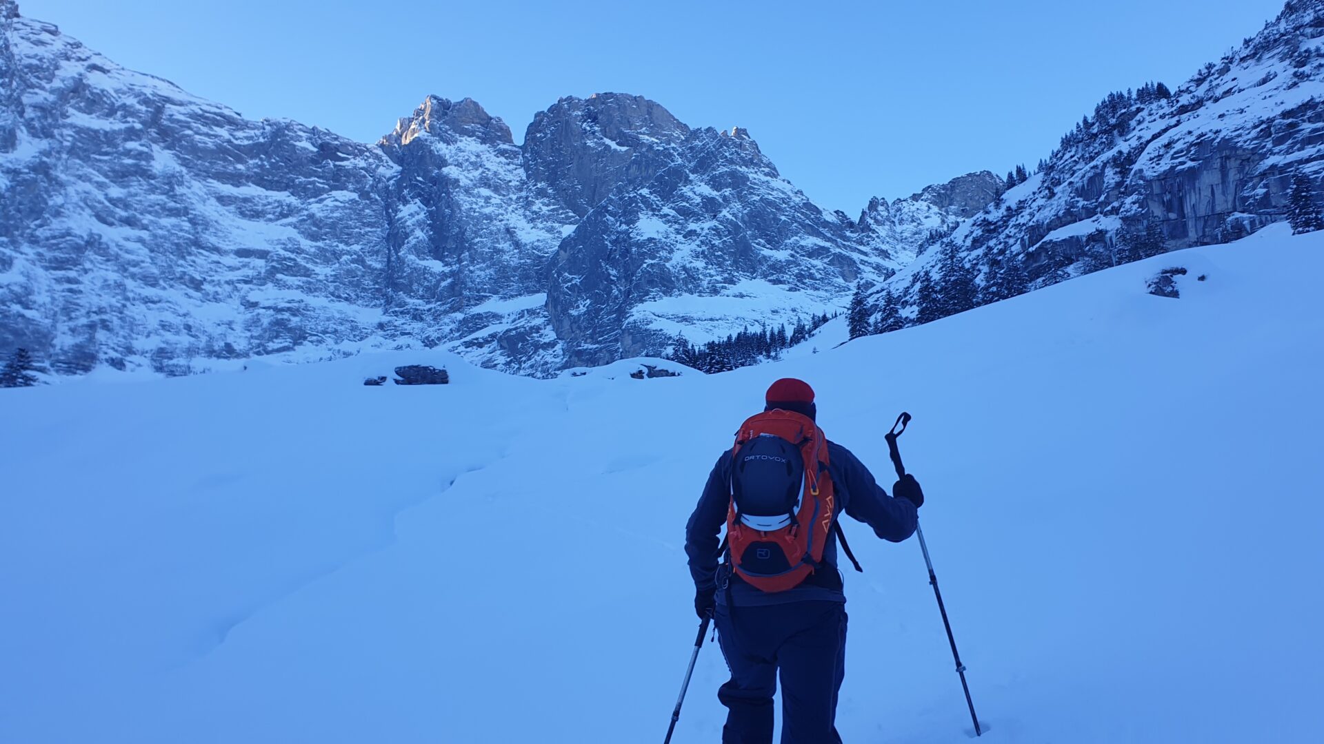 Das Bild zeigt einen Skitourengänger beim Aufstieg auf den Hoch Fulen.